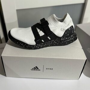 NEW IN BOX Ultraboost Hyke adidas m 7.5/W9
